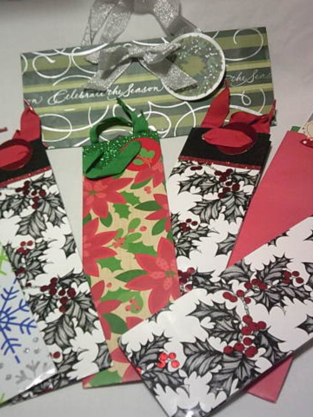 NEW LOT HALLMARK GLITTER CHRISTMAS WINE LIQUOR BOTTLE GIFT BAGS w/ NAME TAGS 🎄